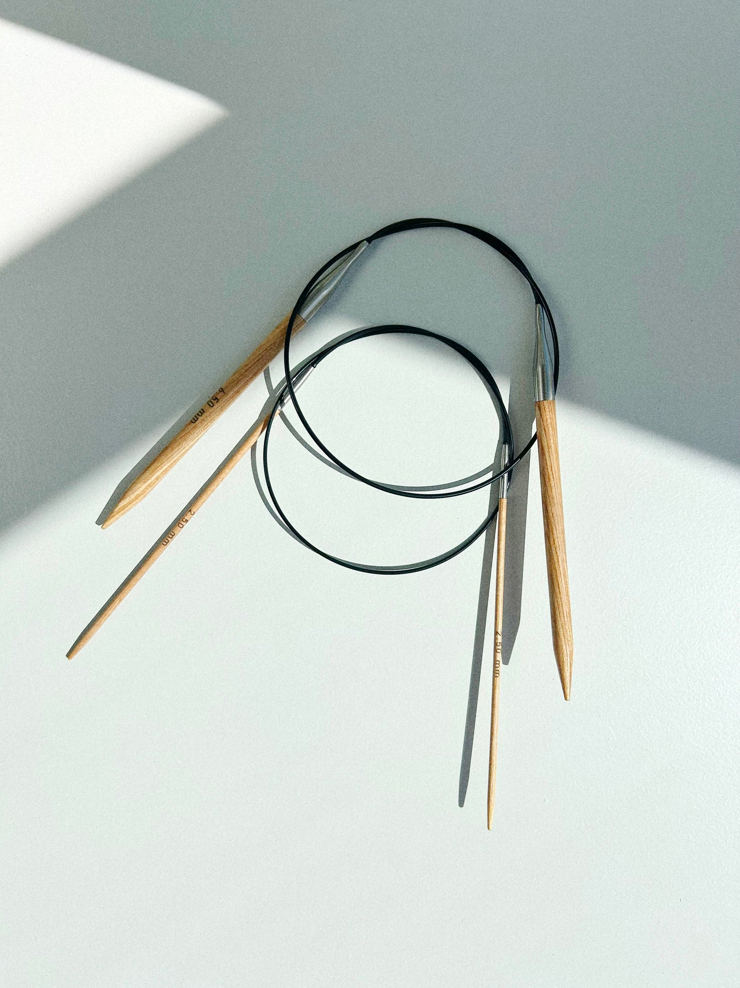 Circular knitting needles